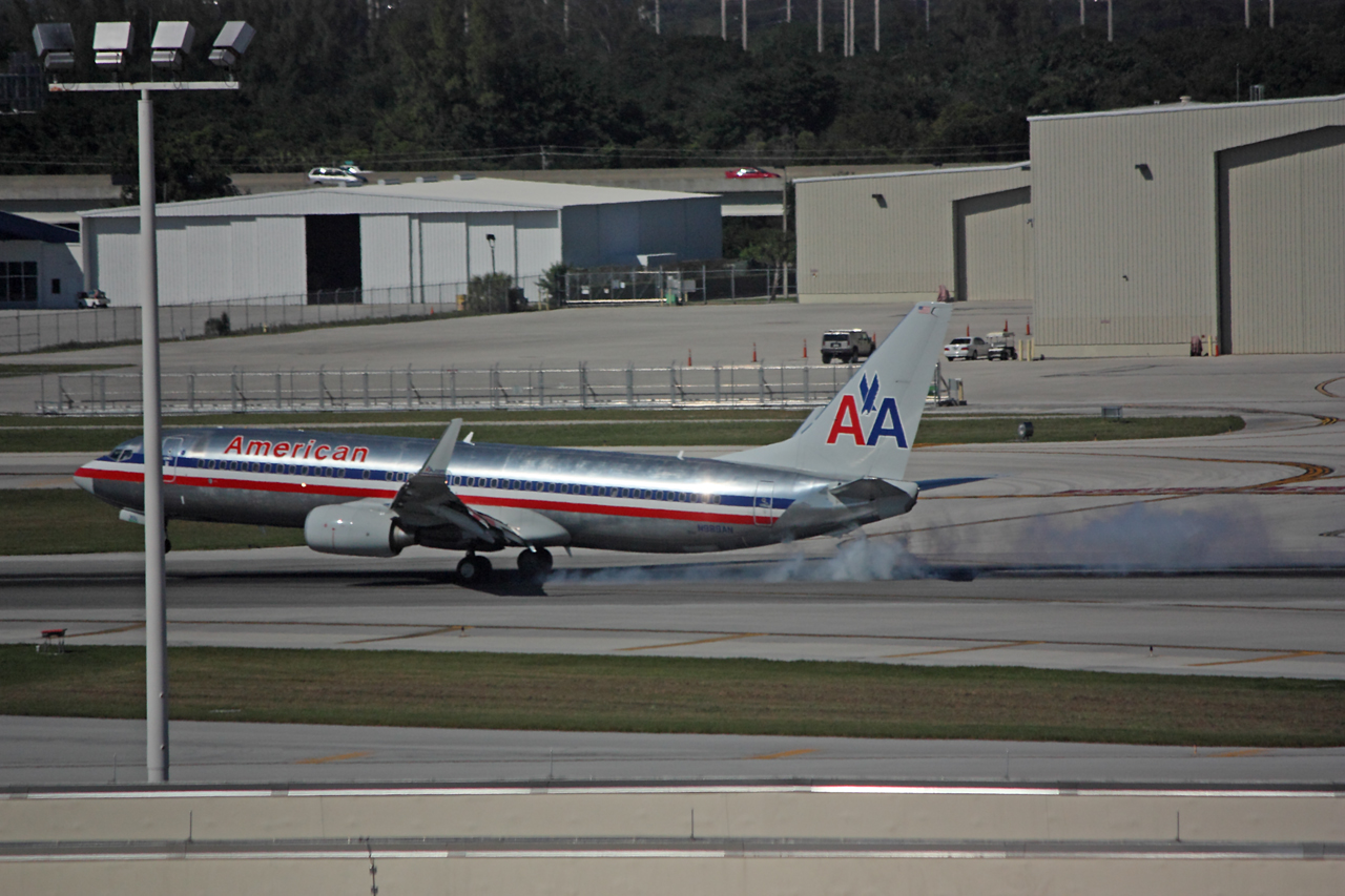 AA 738 landing KFLL 27R